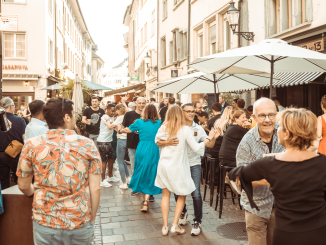 First Friday Schaffhausen Convivialité dans une ruelle de Schaffhouse. Les uns prennent l'apéro, les autres dansent.