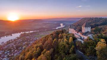Château de Hohenklingen et Stein am Rhein pendant le coucher du soleil