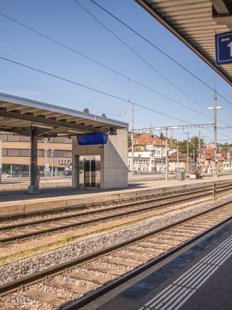 Vue depuis le quai de la voie 1 de la gare de Schaffhouse. A l'affichage, un train à destination de Wil est annoncé.