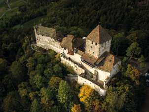Photo prise d'en haut du château de Hohenklingen à Stein am Rhein. Le château est entouré de forêt.