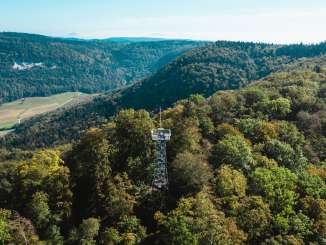 Randenturm de Schleitheim Une tour panoramique en métal émerge de la forêt vallonnée. C'est la Randenturm de Schleitheim.