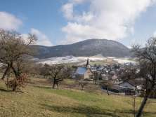 On voit un village de Klines depuis une légère élévation. Quelques endroits sont encore recouverts de neige.