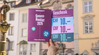 Une personne tient la Brochure-Plaisir l'air. Il s'agit d'une brochure contenant des conseils pour se faire plaisir et des bons à utiliser.