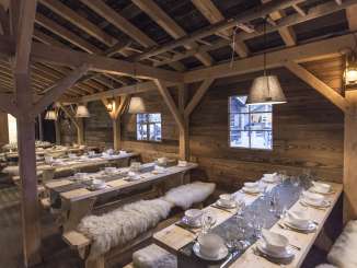 Bockalp Herrenacker Un chalet en bois avec des tables dressées.