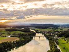 Le Rhin et le paysage près de Hemishofen vus d'en haut pendant le coucher du soleil. Un pont enjambe le Rhin.