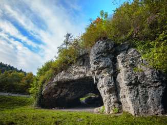 Eine grosse Höhle in Thayngen, das Kesslerloch. Die Höhle ist umgeben von Natur.