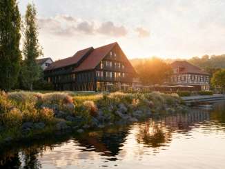 Blick vom Rhein auf das Restaurant und Hotel 1802 in Schlatt.