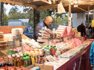 Ein Messe Stand, welcher diverse süsse Leckereien verkauft.