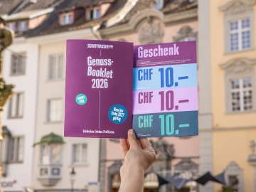Une personne tient la Brochure-Plaisir l'air. Il s'agit d'une brochure contenant des conseils pour se faire plaisir et des bons à utiliser.