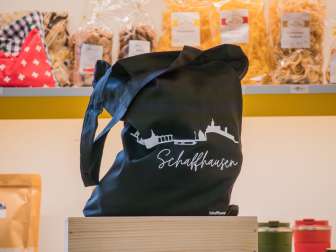 Auf einem schwarzen Jutebeutel ist in weiss die Skyline von Schaffhausen gezeichnet und darunter steht «Schaffhausen».