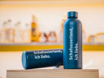 Auf einer petrol farbenen Trinkflasche steht in weisser Schrift «Schaffhauserland, ich liebs.»