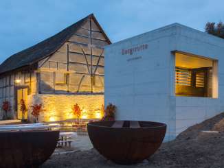 Bergtrotte d'Osterfingen Le soir, la vénérable trotte est illuminée d'une lumière jaune.