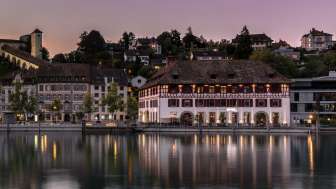Blick bei Abendstimmung auf den Rhein, den Munot und den Güterhof Schaffhausen.