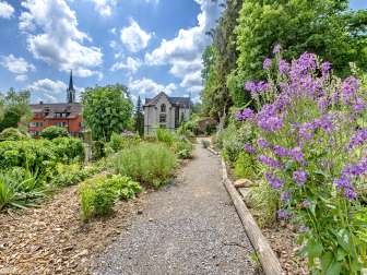 Naturweg durch den blühenden Garten des Hotels Promenade Schaffhausen.