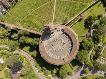 Une vue aérienne de la forteresse ronde du Munot à Schaffhouse. D'un côté, on voit les vignes et de l'autre, le Munotgraben.