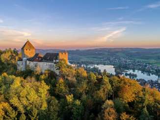 Vue sur le château de Hohenklingen, avec la ville Stein am Rhein le Rhin en arrière-plan.