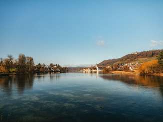 Stein am Rhein en janvier Vue depuis l'Untersee sur la petite ville médiévale Stein am Rhein et le château de Hohenklingen sur la colline.