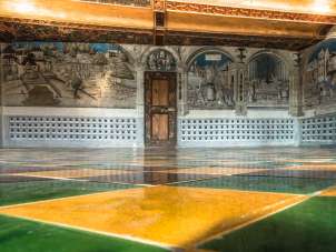 Salle du musée St. Georgen à Stein am Rhein. Dessins artistiques sur les murs et sol lissé vert, jaune, brun