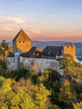 Château de Hohenklingen Stein am Rhein Vue sur le château de Hohenklingen avec la ville de Stein am Rhein et le Rhin en arrière-plan.